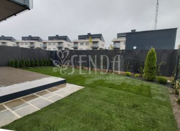 Diseño de jardín con césped y estructura vegetal perimetral